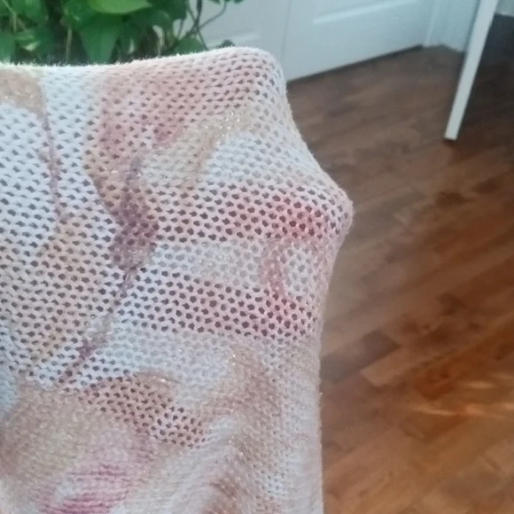 Chic Rose Patterned Sweater - Picture 13 of 14